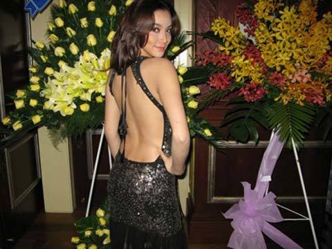 Trang Nhung diện áo ren mỏng tang 20101130072601 zing Trang Nhung diện áo ren mỏng tang