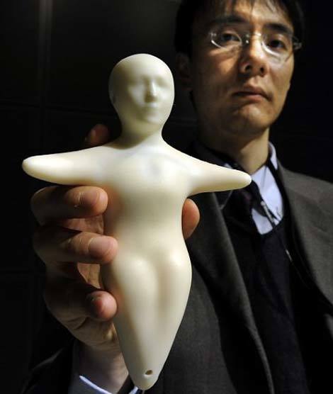 Mẫu điện thoại di động hình người tại buổi ra mắt công chúng ở Tokyo. Ảnh: Getty Images.             