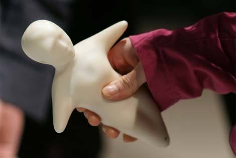              Điện thoại di động hình người có lớp vỏ cảm ứng nhiệt như da người nhưng vẫn chưa có bàn phím số. Ảnh: Mobilemag.