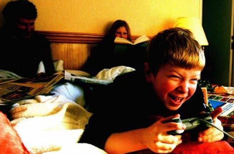 việc chơi điện tử và sử dụng mạng xã hội liên tục làm suy giảm thể chất trẻ em