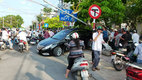 Quý bà lùi xế hộp, húc văng người trên xe máy