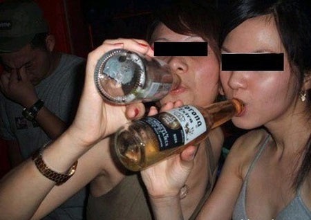 Say bia nữ sinh kéo váy khoe hàng