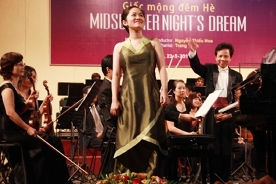 ianist Trang Trịnh biểu diễn cùng dàn nhạc dưới sự chỉ huy của nhạc trưởng Nguyễn Thiếu Hoa