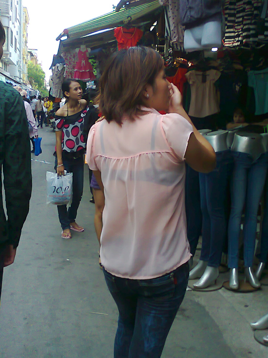 Chộp nữ sinh khoe thân qua áo siêu mỏng