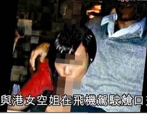 Cặp nhân viên hãng hàng không Cathay làm tình trên máy bay.