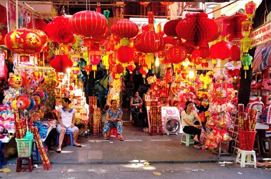 Phố hàng Mã tại Việt Nam ngập tràn không khí lễ Trung thu với các cửa hàng bày bán đèn lồng, mặt nạ, bóng bay...