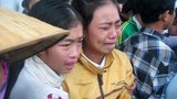 Người mẹ ngất lịm tiễn đưa 2 con chết đuối