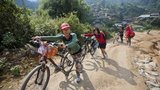 Teen mê mẩn phượt bằng... "xế điếc"