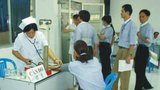 Sinh viên mua giấy sức khỏe như mua rau