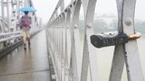 Những "chứng nhân tình yêu" kỳ quái nơi thành cầu