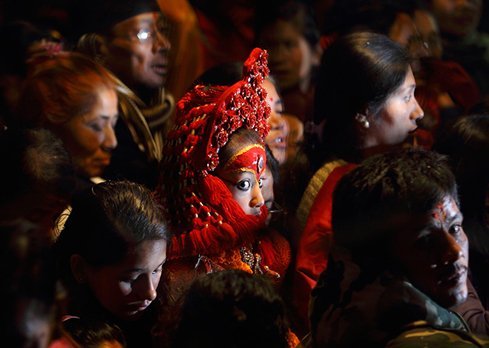 Các tín đồ tụ tập quanh một Nữ thần sống Kumari (giữa) khi cô quan sát nghi lễ tắm Lord Seto Machindranath tại Kathmandu, Nepal. (Ảnh: Reuters)