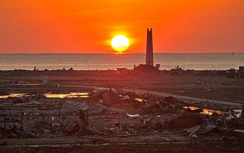 Mặt trời mọc trên biển Kesenuma, Miyagi, Nhật Bản, nơi bị tàn phá bởi trận động đất, sóng thần vào ngày 11 tháng 3 năm 2011. (Ảnh: Reuters)