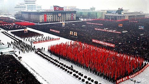 Ngày 3/1, hàng ngàn người đã tập trung tại quảng trường Kim Nhật Thành ở thủ đô Bình Nhưỡng, Triều Tiên để ủng hộ nhà lãnh đạo mới Kim Jong Un. (Ảnh: AP)