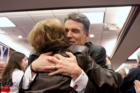 Ứng viên Tổng thống đảng Cộng hòa Rick Perry ôm một người ủng hộ trong ngày diễn ra phiên họp kín Iowa (Ảnh: Reuters)