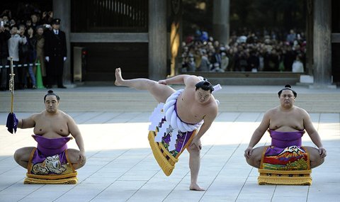 Võ sĩ sumo Hakuho (giữa) tại Tokyo, Nhật Bản đang thực hiện nghi lễ gia nhập tại đền thờ Minh Trị vào ngày 6/1. (Ảnh: Getty Images)