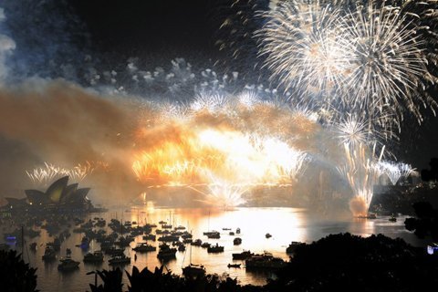 Ngày 1 tháng 1 năm 2012, pháo hoa rực rỡ tại nhà hát Opera và cầu cảng Sydney, Australia. (Ảnh: AP)