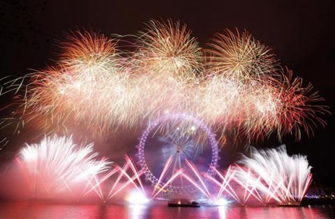 Ngày 1 tháng 1 năm 2012, pháo hoa rực rỡ tại nhà hát Opera và cầu cảng Sydney, Australia. (Ảnh: AP)