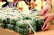 Teen gói bánh chưng tặng người nghèo đón Tết