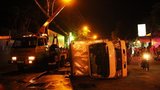 Xe tải lật, hàng chục thanh niên cứu người