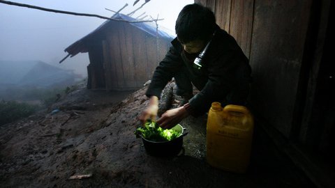 Học và sống dưới ánh sáng tù mù