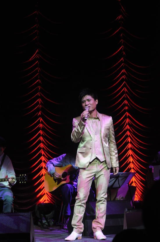 Uyên Linh không sợ hãi trước 'bóng cả' Tấn Minh