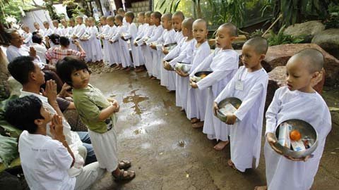 Học sinh Thái cạo đầu vào chùa làm ni cô