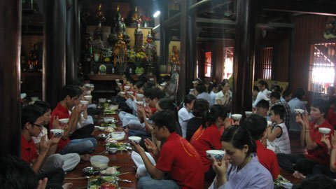 Người Việt trẻ lên chùa chữa 