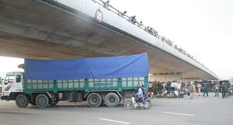 TPHCM: Xe tải húc tung xe khách, 13 người nhập viện