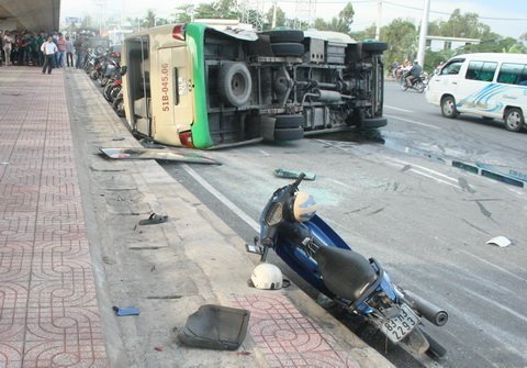 TPHCM: Xe tải húc tung xe khách, 13 người nhập viện - 1