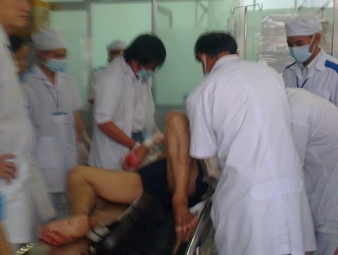 TPHCM: Xe tải húc tung xe khách, 13 người nhập viện - 2