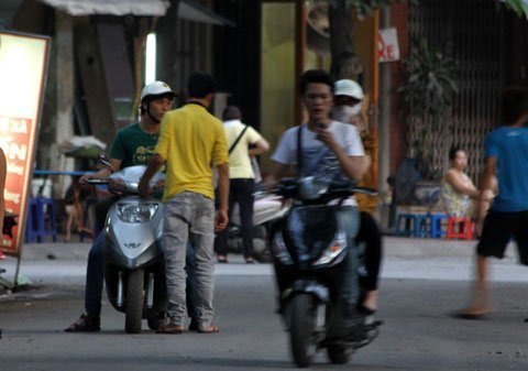 Phát hoảng khi qua khu "chặn đường, chèo kéo" ở Hà Nội ảnh 5