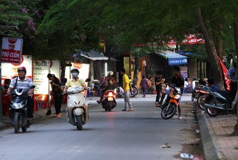 Phát hoảng khi qua khu "chặn đường, chèo kéo" ở Hà Nội ảnh 7