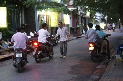 Phát hoảng khi qua khu "chặn đường, chèo kéo" ở Hà Nội ảnh 11
