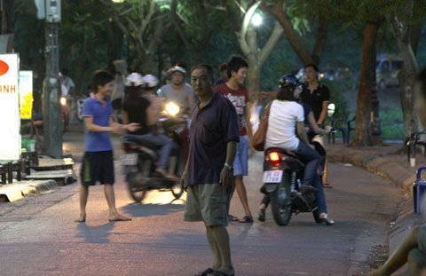 Phát hoảng khi qua khu "chặn đường, chèo kéo" ở Hà Nội ảnh 13