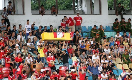 CĐV Hải Phòng mang…quan tài tới sân