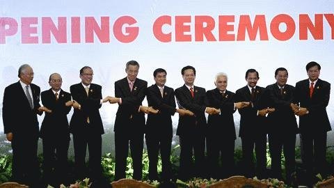Nghi thức truyền thống thể hiện sự đồng thuận của ASEAN (ASEAN 2010 tại Hà Nội). Ảnh: LAD