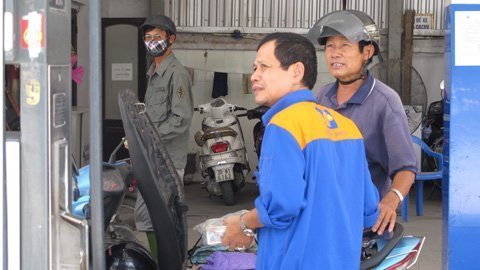 Găm hàng xăng dầu: Ai đang lãi đậm?