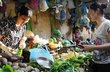 Ra chợ một lần rồi hãy quyết chuyện lương