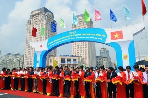First overhead road in Vietnam opens for traffic