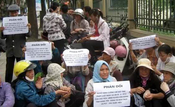 http://imgs.vietnamnet.vn/Images/2012/10/30/08/20121030085813_20121030082446_datdai2012.jpg