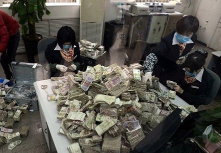 Kho tiền đại gia, đếm nửa tháng mới hết
