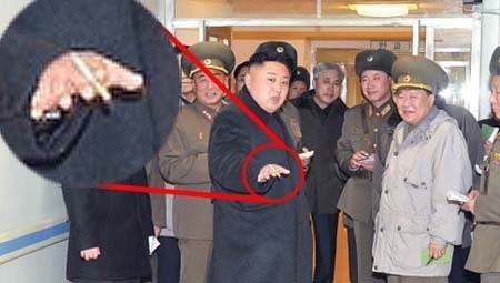 Tiêu điểm - Kim Jong-un hút thuốc khi tới thăm bệnh viện