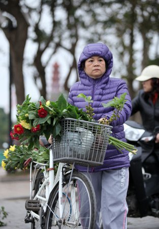 Xã hội - Người Hà Nội tất bật mua sắm trong ngày 29 Tết gió rét (Hình 3).