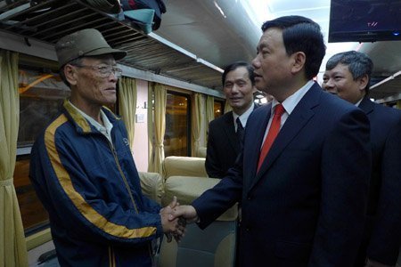 Xã hội - Bộ trưởng Thăng chúc Tết trên chuyến tàu cuối năm (Hình 6).