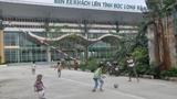 Bến xe trăm tỷ thành sân đá bóng cho trẻ em