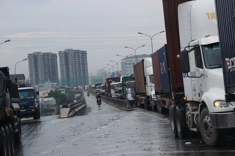 Kẹt xe kéo dài nhiều km trên cầu 3.000 tỷ ở Sài Gòn