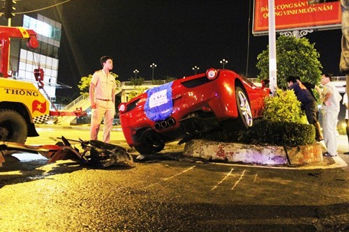 Siêu xe Ferrari 15 tỷ đồng 'nát đầu' vì gặp nạn ở Sài Gòn