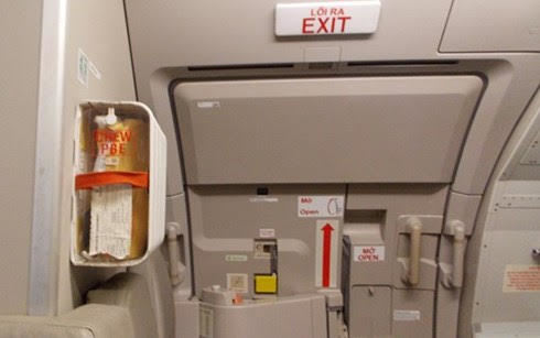 Hành khách lại tự ý mở cửa thoát hiểm máy bay