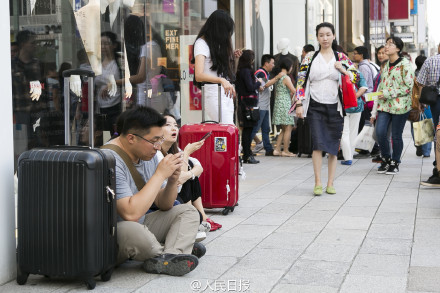 Dân Trung Quốc đổ xô sang Nhật Bản vơ vét hàng giảm giá