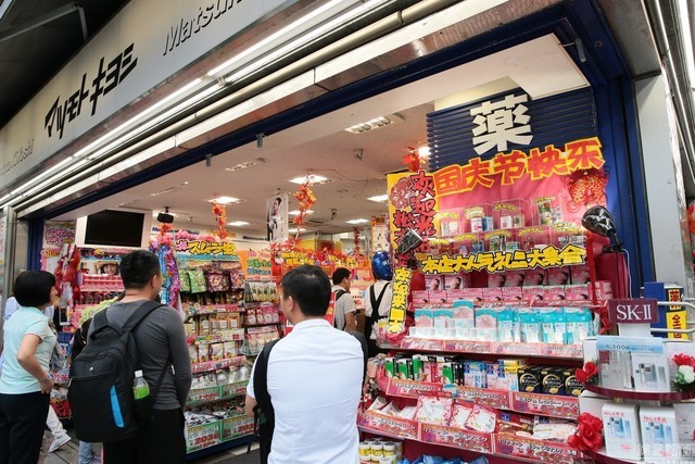 Dân Trung Quốc đổ xô sang Nhật Bản vơ vét hàng giảm giá
